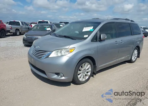 2013 Toyota Sienna Limited V6 7 Passenger z USA, uszkodzony, nr VIN 5TDYK3DC6DS343109